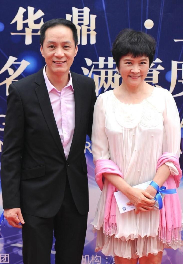 冯远征和老婆唐装照片,冯远征老婆穿红裙