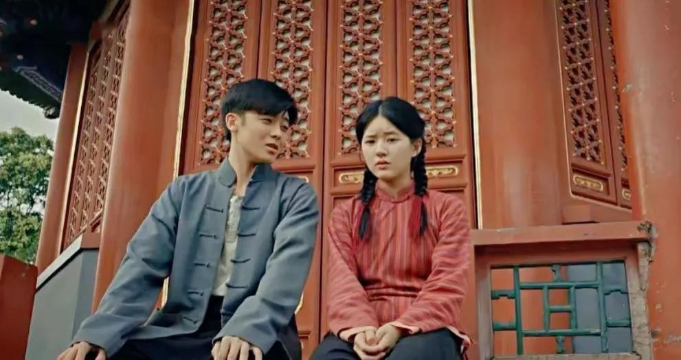 同样都是单元正能量短剧,《我们这十年》真的比《胡同》好太多