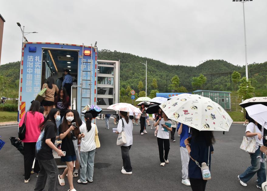 法治护航平安成长中小学生视频,法治进校园护航少年心