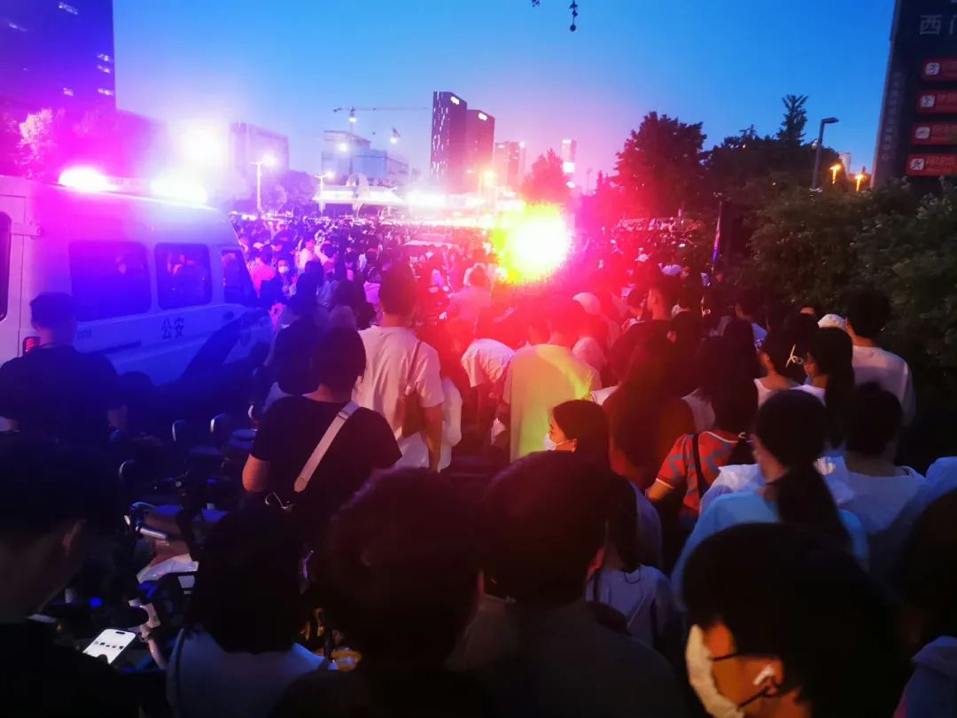 今晚的济南，太燃了！网友：场内6万人场外10万人