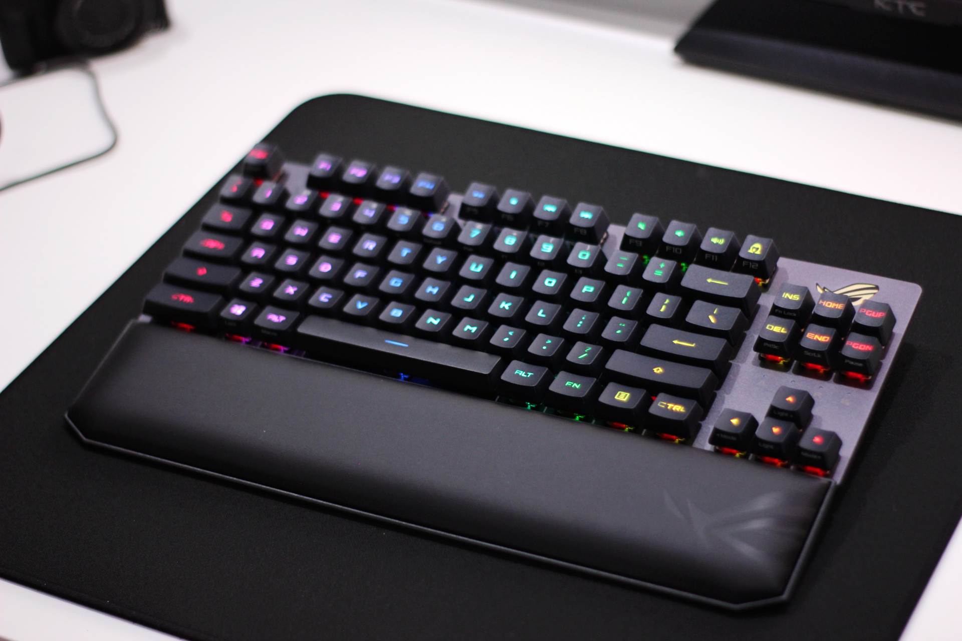 roggk2000rgb猎鹰电竞机械键盘,rog机械键盘购买