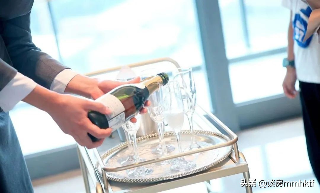 这铝板外立面那叫标致，收楼业主合不拢嘴！