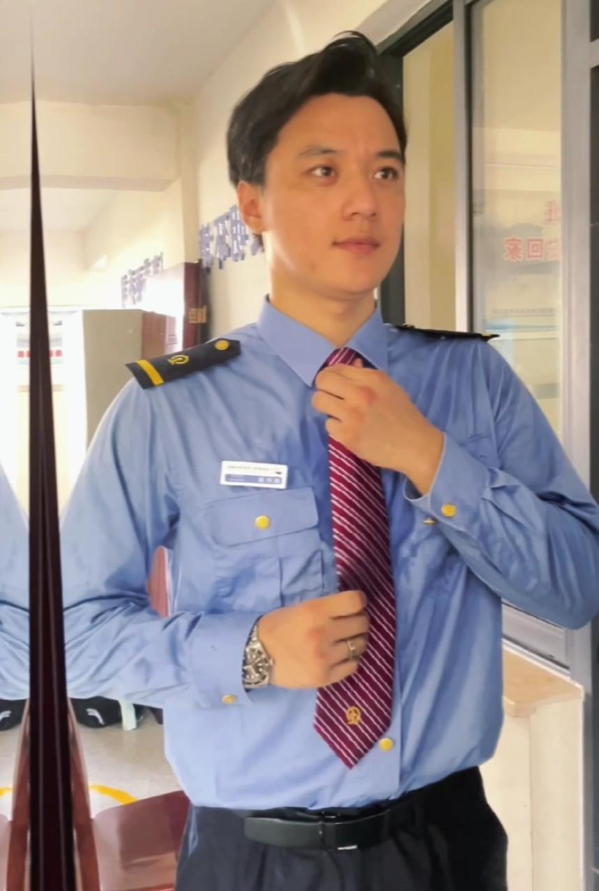 铁路人上班要全程录像,铁路人上下班穿搭差别