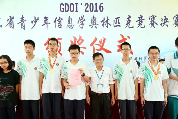 他从疯狂玩耍，到爱上编程，登上国际奖台，成为“姚班”种子选手