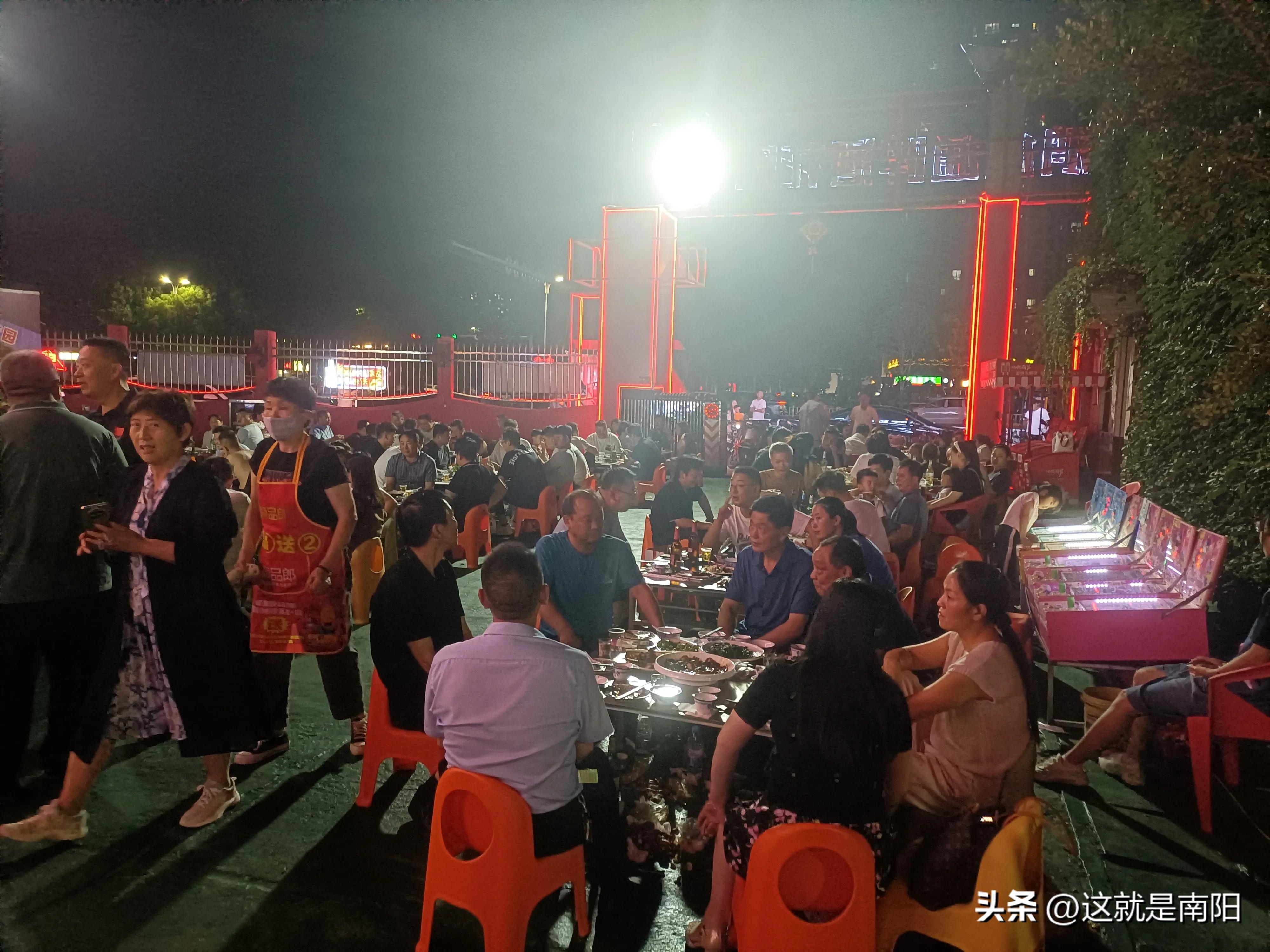 烟火气升温！翰林华府夜市出圈后，还有一波餐饮夜市在赶来的路上