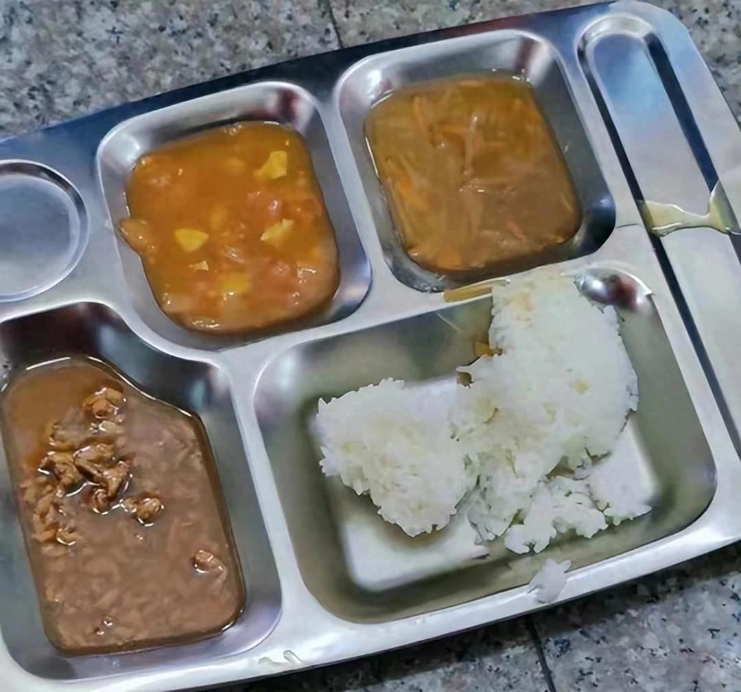 铁岭中学食堂问题引关注,辽宁铁岭学生饭菜