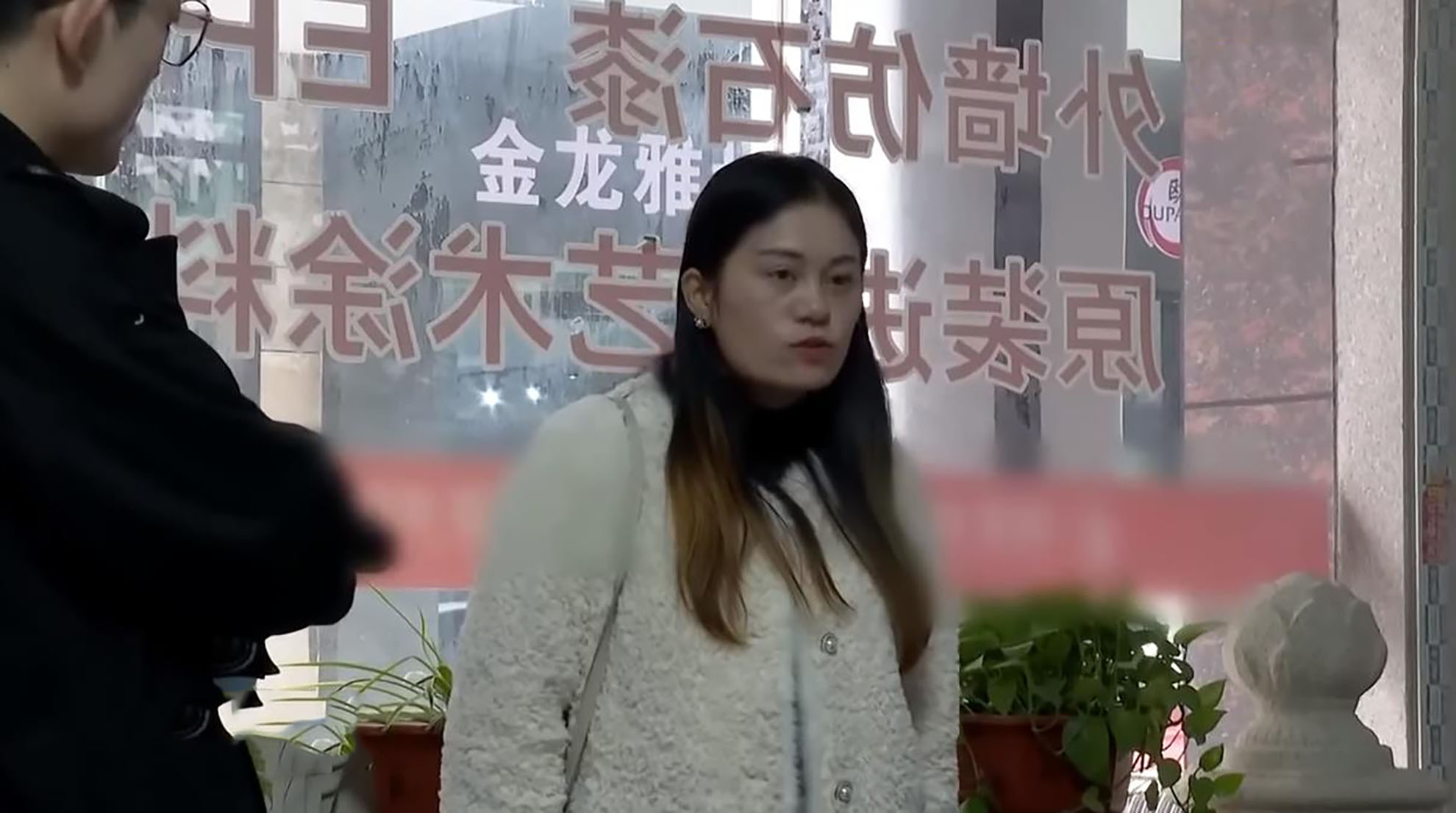 丈夫投资失败妻子摆摊还债,丈夫向妻子娘家借钱创业
