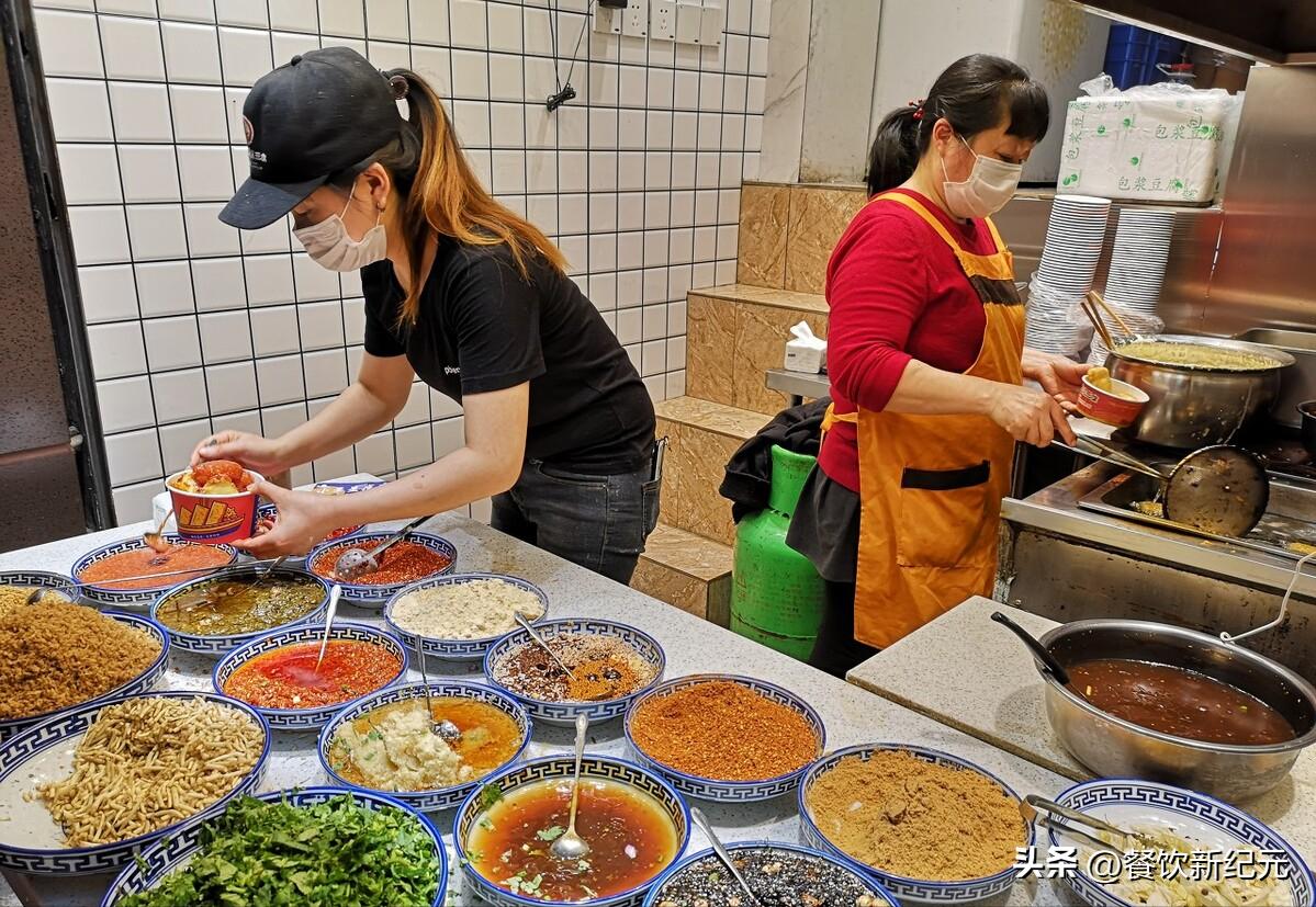 外卖员的“成人礼”,一天送65单,吃1顿饭,骆驼祥子也不过如此