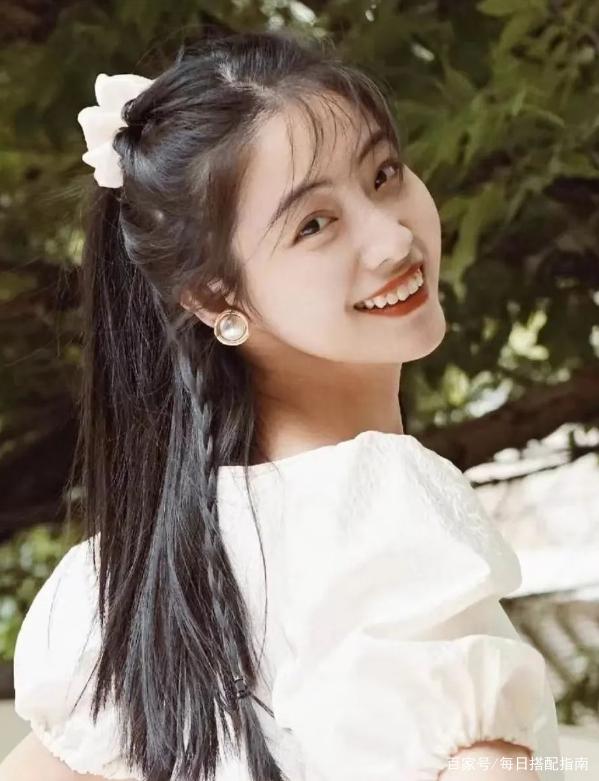 头发多的短发怎么扎头发好看,短发怎么扎头发好看又简单又减龄