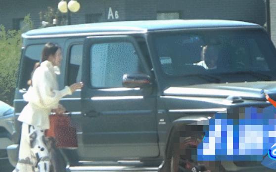 51岁侯勇携小娇妻出游好风光,54岁侯勇与三婚娇妻逛街