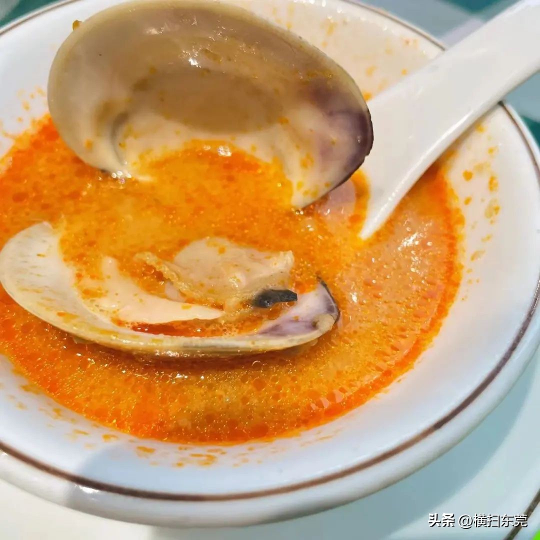 南城县夜宵排档一条街,附近大排档生蚝99元100只