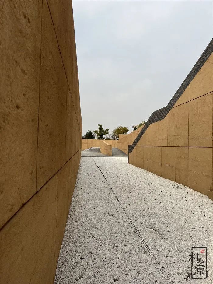 沉浸式现代夯土墙体验,现代新型夯土墙室内设计