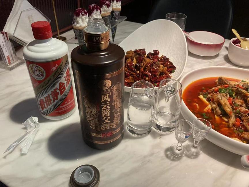 街边不起眼的烟酒店看似生意惨淡,街边小烟酒店