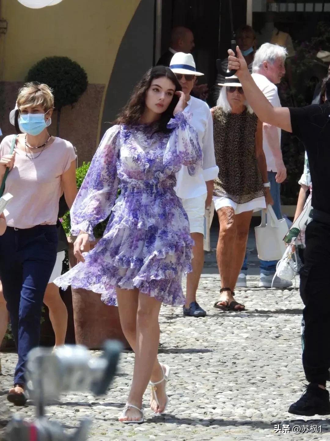 在我没有告诉你她爸妈是谁之前，你觉的她这张街拍美不美？