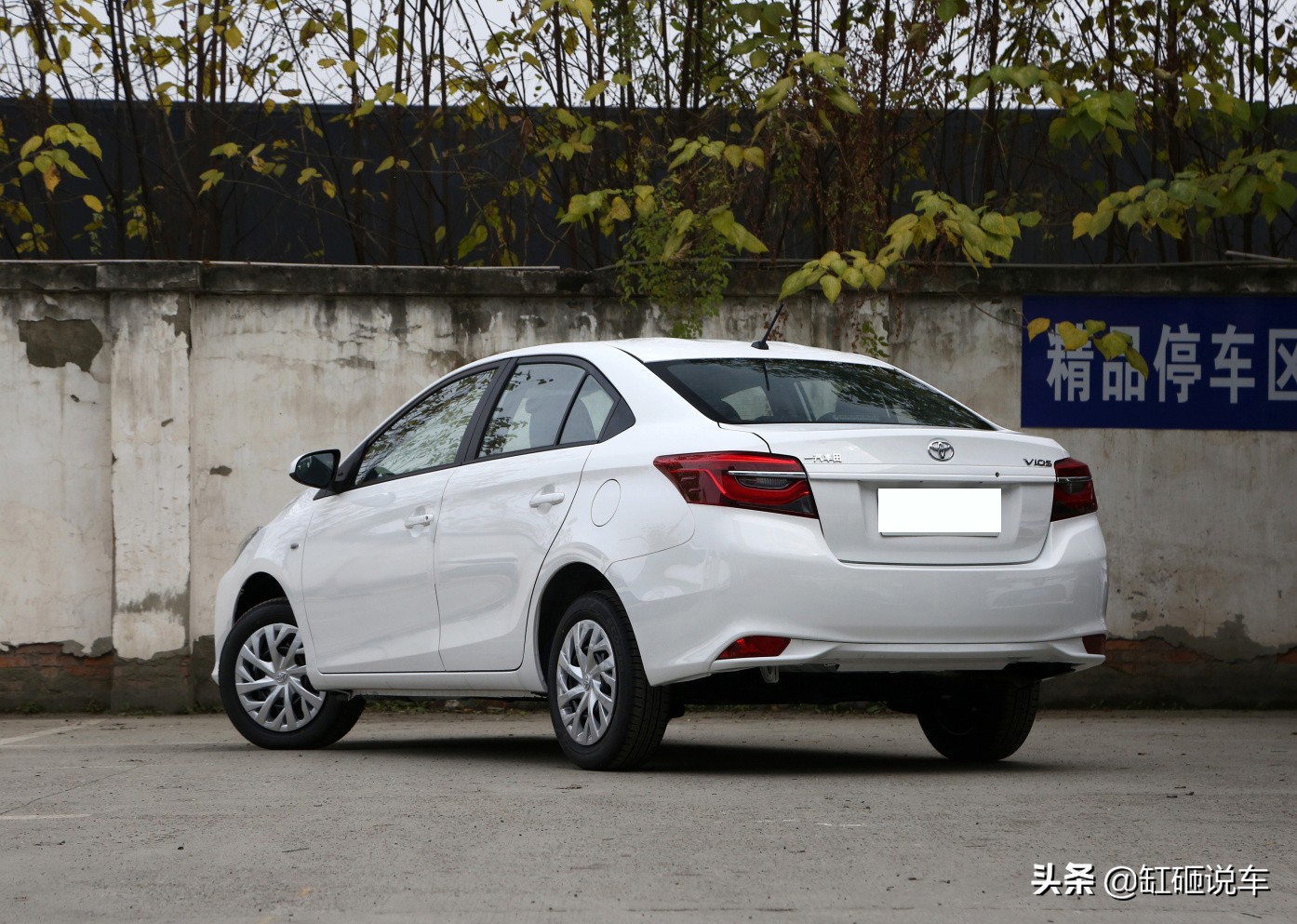 丰田三厢车哪一款值得入手,省油质量好耐用动力好的丰田suv车