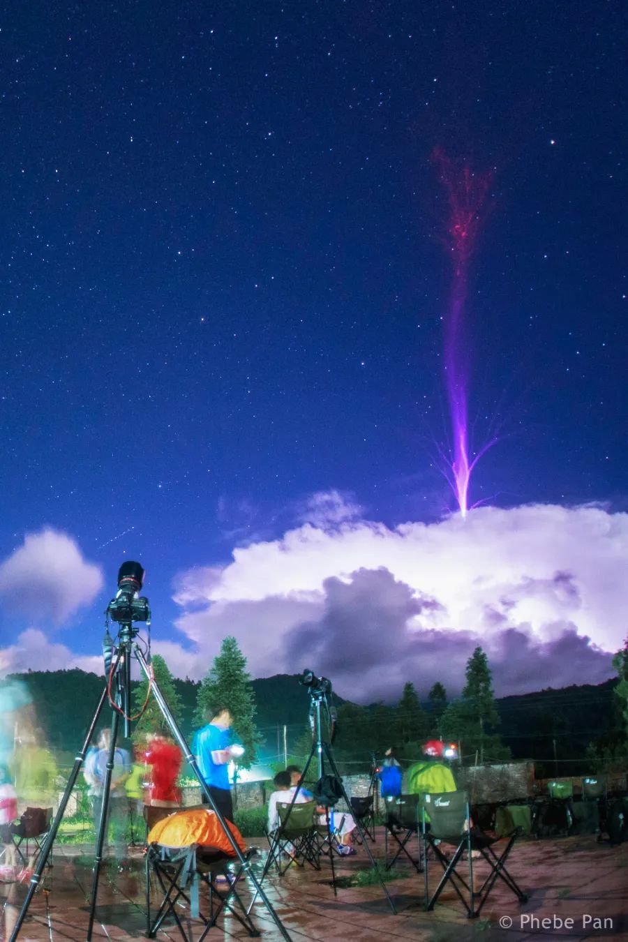 摄影师成功抓拍罕见红色闪电,摄影师拍到罕见闪电精灵iii