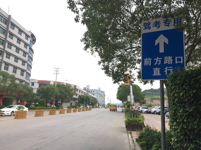 科目三途中遇红绿灯该怎样停车,科三遇到前面停车挡路怎么操作