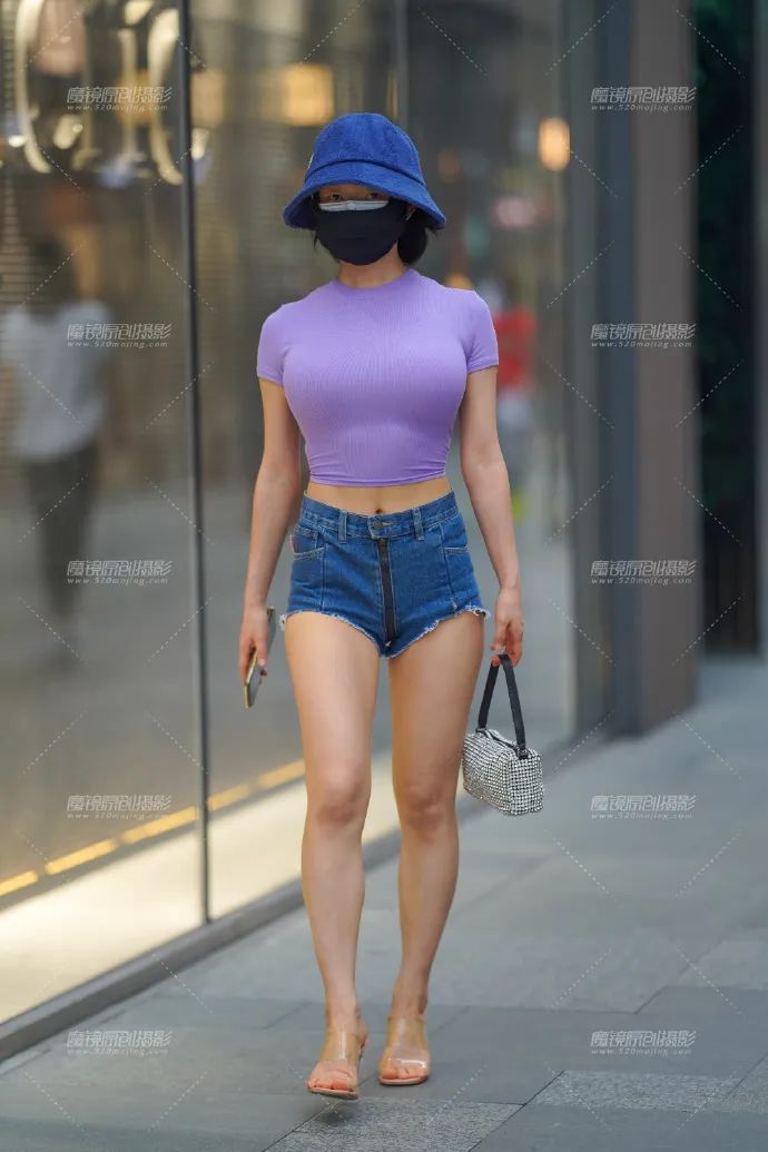 时尚穿搭黑色束腰t恤搭配高跟鞋,果绿色t恤搭配牛仔背带短裤