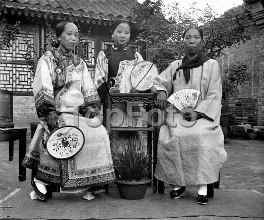 日军日记：*安妇慰**不服从管教，我很愤怒，用*刀刺**插入她的*体下**