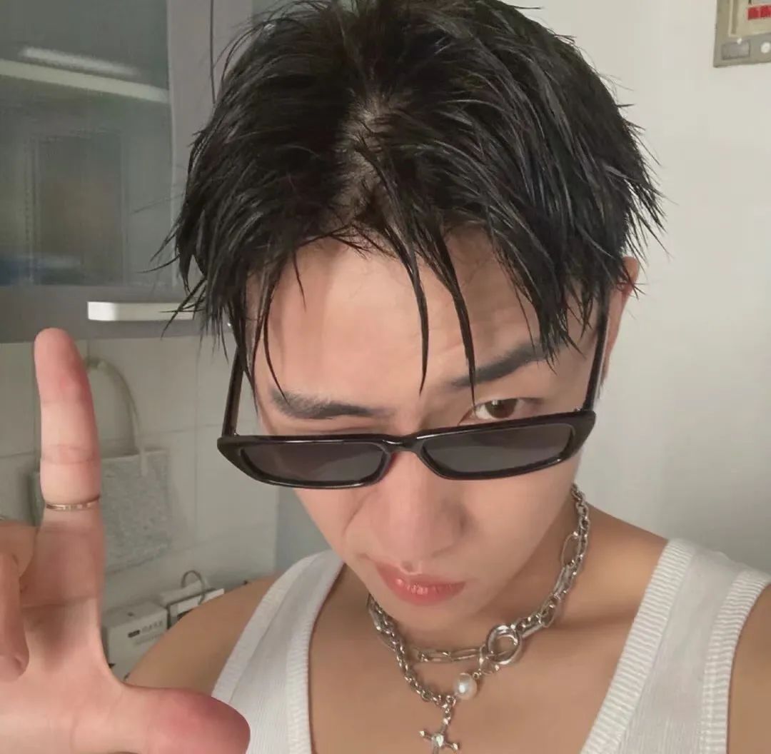 最新男生头像帅气冷酷霸气,最新男生头像背景一套