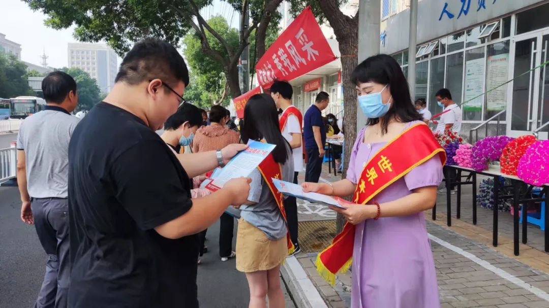 区人社局为民办实事,区人社局多举措提升一站式服务