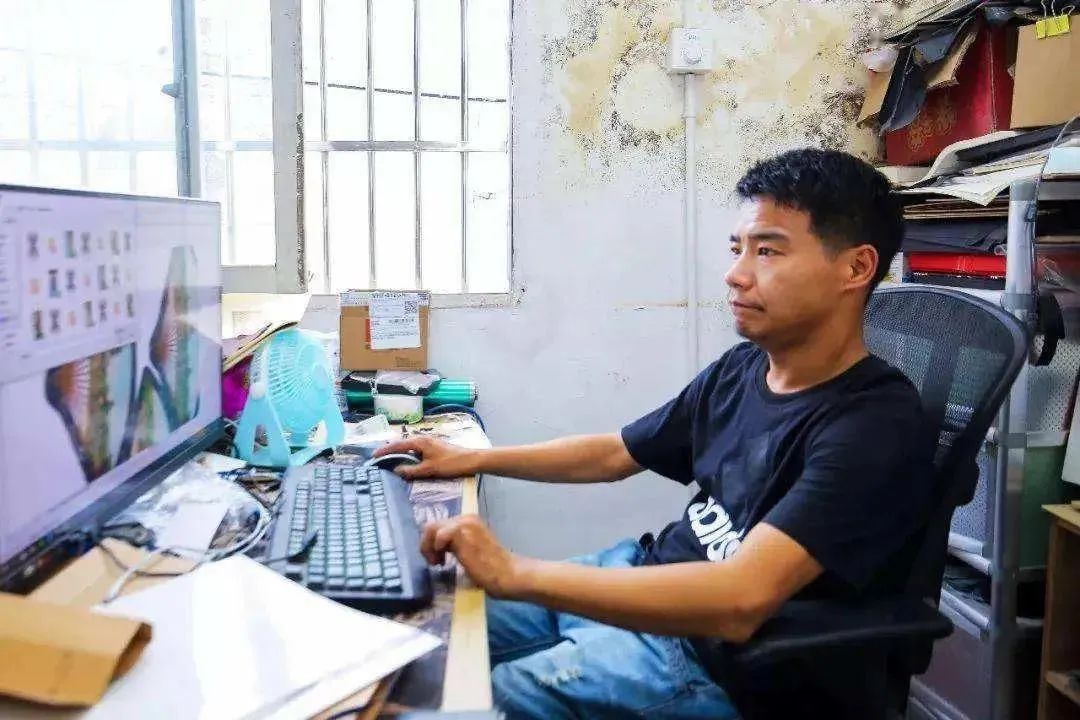 被骂“狗都不如”的脑瘫少年，带着35名残疾人创业年入1000万！背后的女人更让我感动