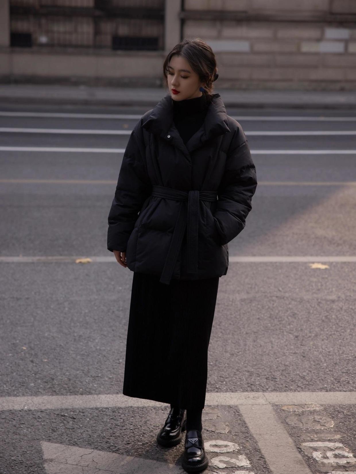 黑色羽绒服穿搭高级感中款,黑色羽绒服冬季高级感穿搭小个子