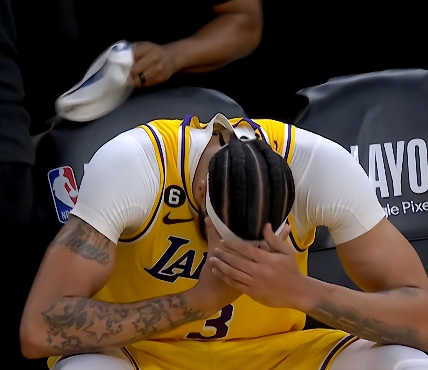 浓眉被卢尼犯规,卢尼肘击浓眉会被追加停赛吗