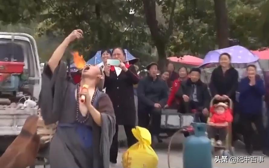 男子街头乞讨赚1000万,男子街头手擦烧红铁链卖药