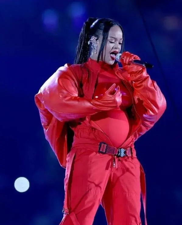 “美国春晚”超级女星怀二胎跳高台,网友:一年一个太强了!