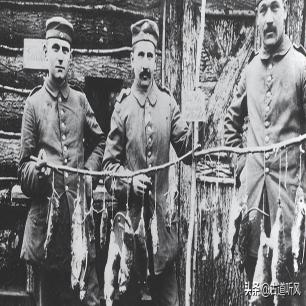 晚清老照片乞丐全身绑满破布取暖,晚清老照片戴枷示众