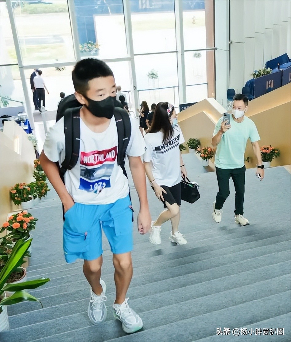 杨威给孩子钱,杨威和杨云送杨阳洋上学