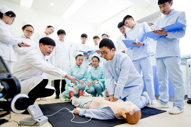 学护理男生有什么好处,男生学护理能挣多少钱