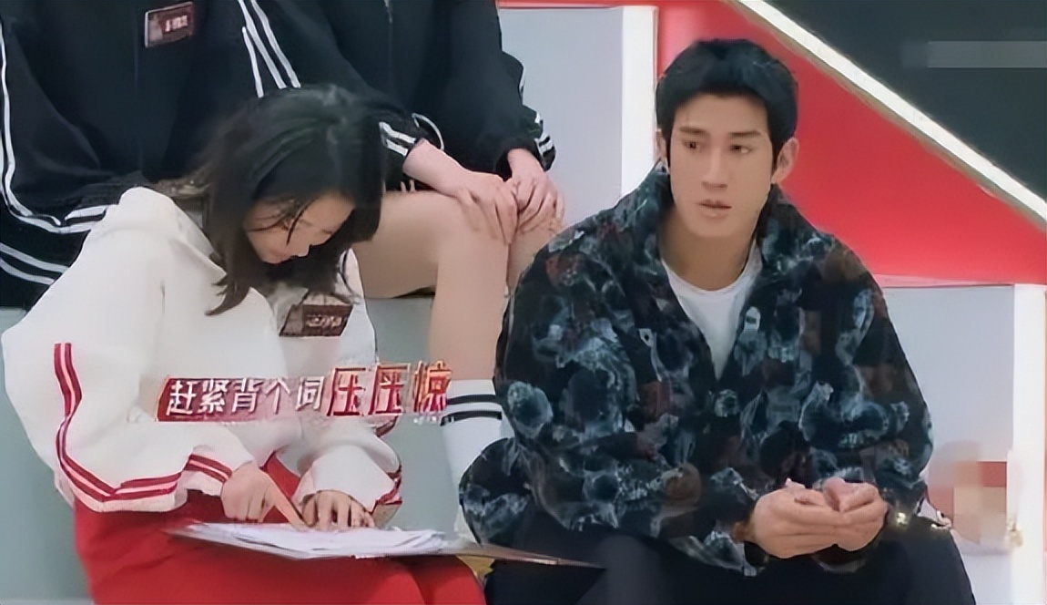 借拍戏之名，袭胸、摸腿、扯内衣，这些“咸猪手”，该管管了