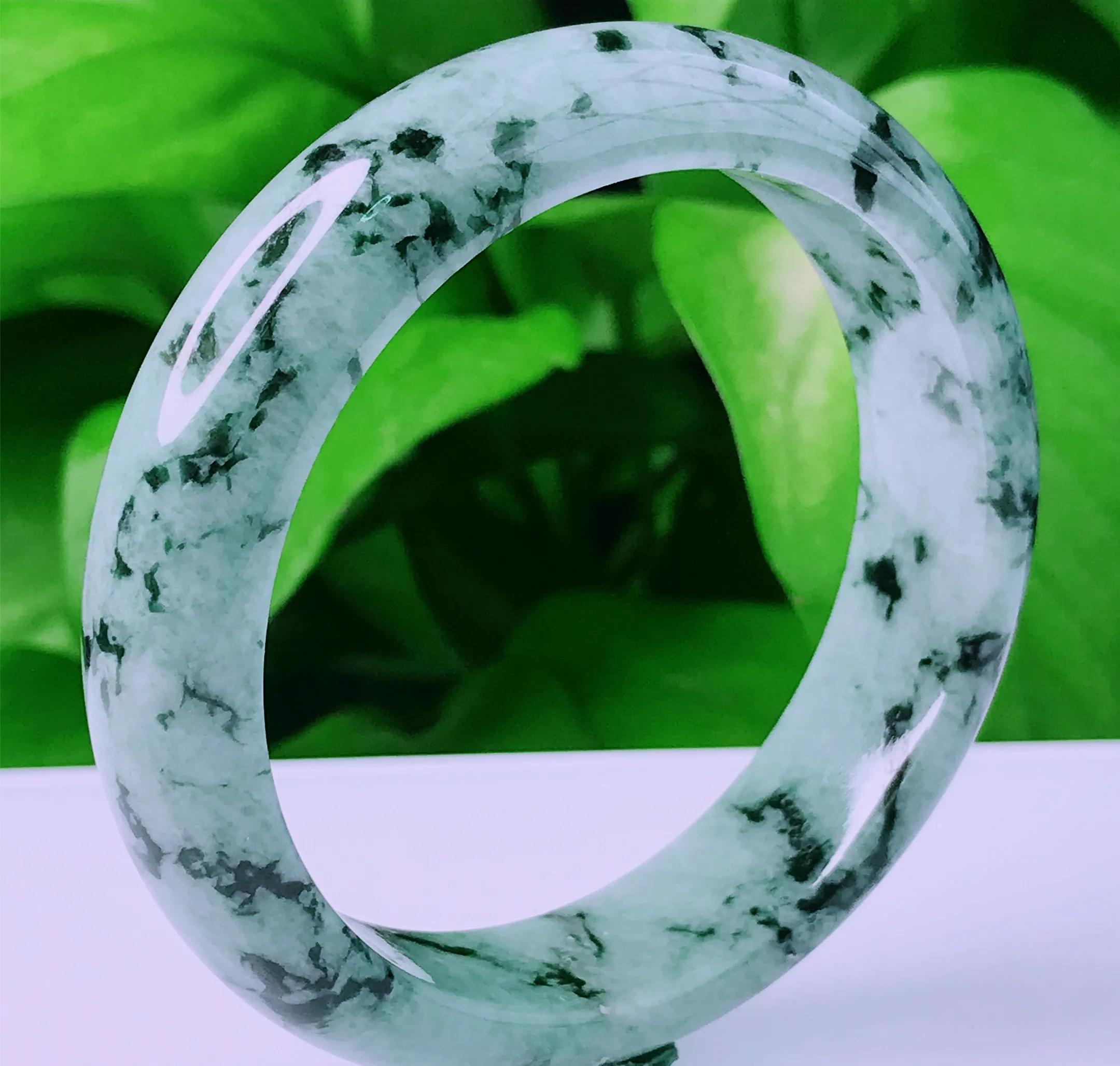 什么是翡翠的荧光,什么是翡翠的纹裂