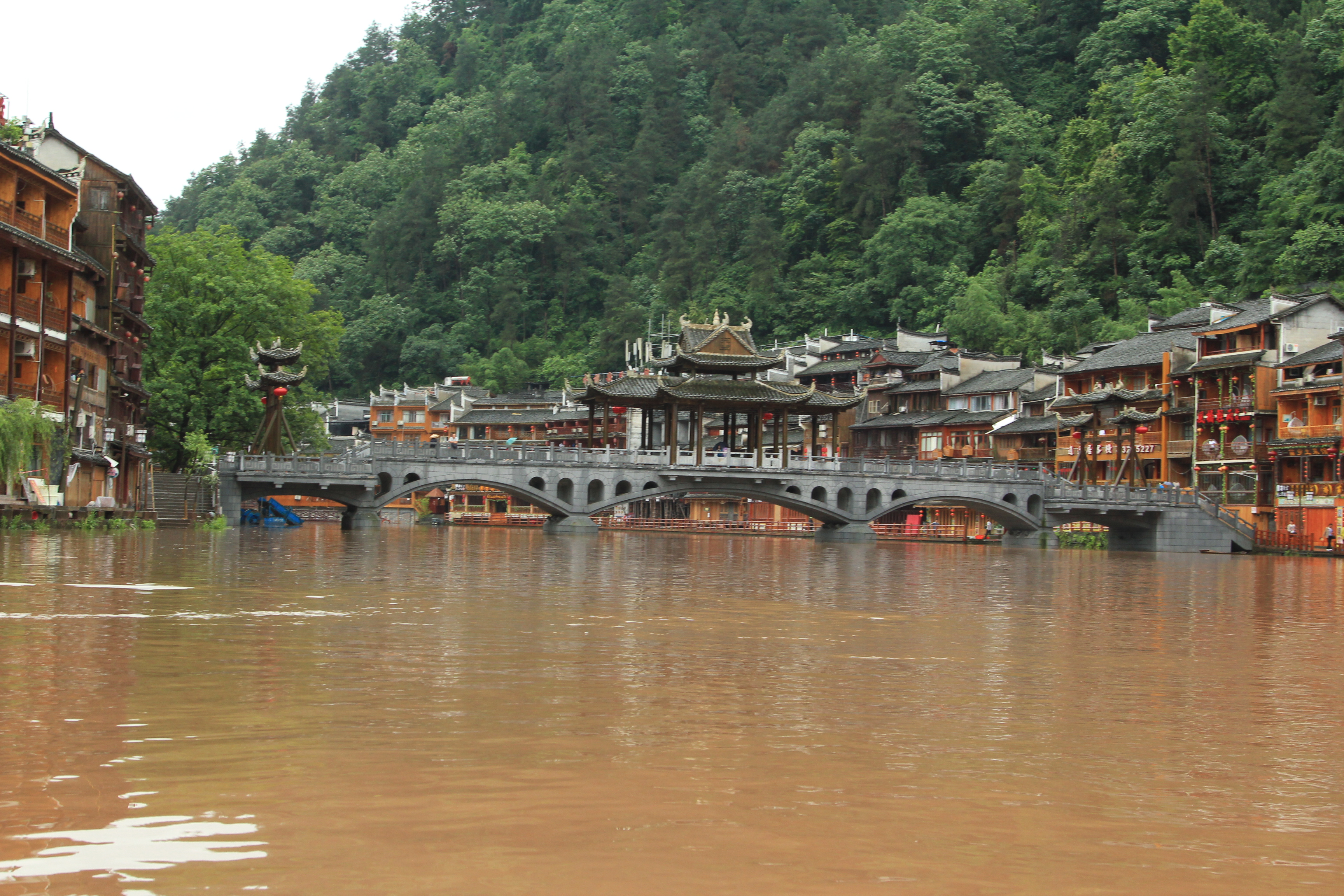 边城和凤凰古城哪个好玩,中国最美古城凤凰古城视频