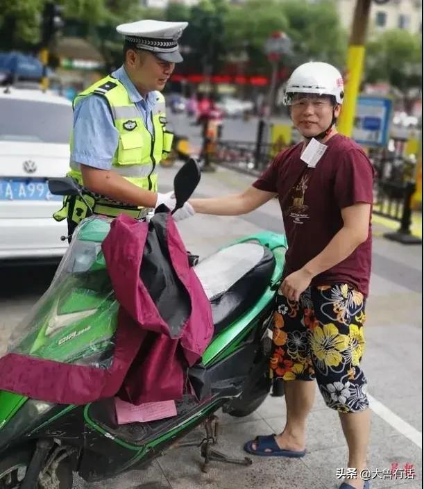 电动车到底应不应该戴头盔,骑电动车戴头盔真的有保障吗