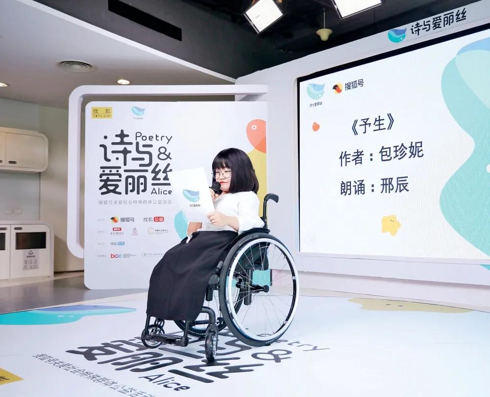 閭㈣景杞粦,閭㈣景