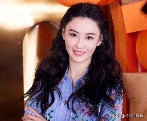 张柏芝直播当众摸男模特腹部，结果其女友在现场，场面一度尴尬