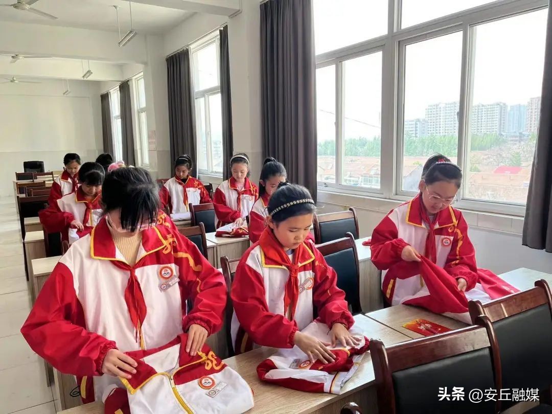 五一劳动节劳动最光荣小学一年级,小学五一劳动节社区劳动实践