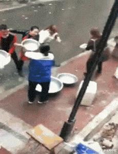 今天过来按脚，恰巧碰见了前女友，我该怎么化解尴尬呢？