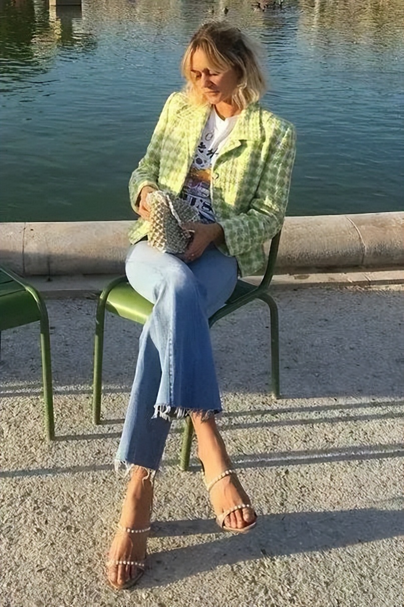 直筒牛仔裤小白鞋穿搭,小白鞋牛仔裤秋冬穿搭图片