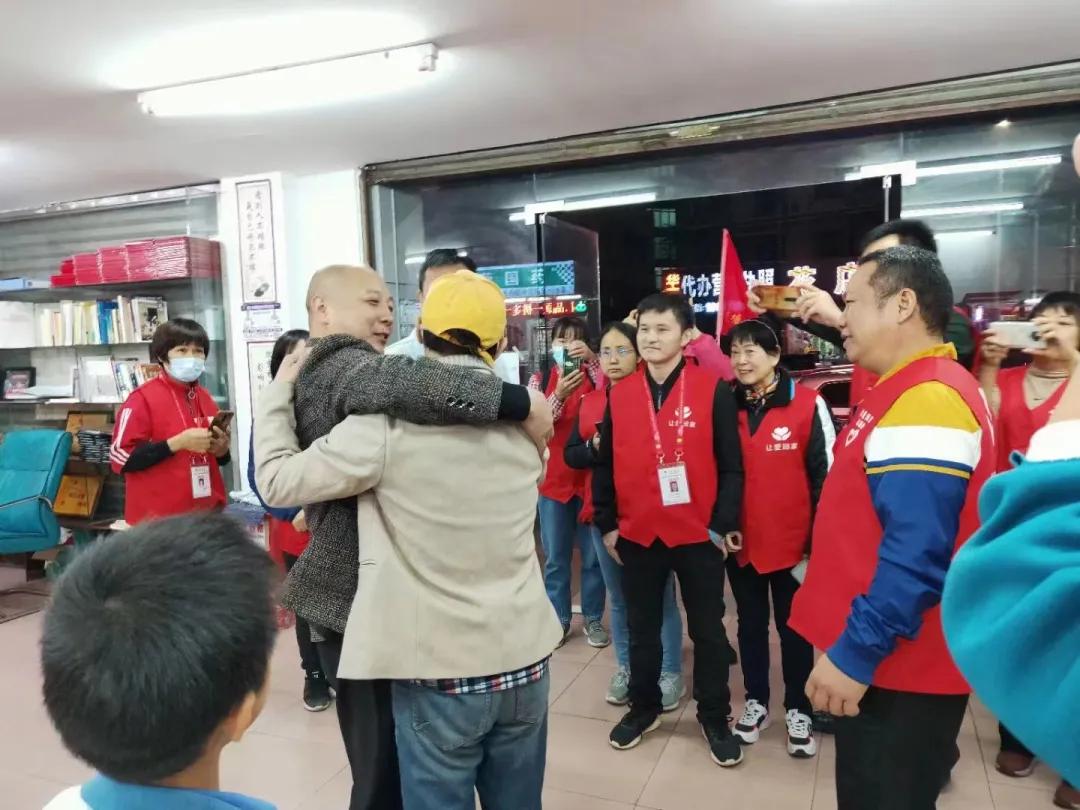 那天凌晨，他望着火海中的“让爱回家”工作室心痛欲绝