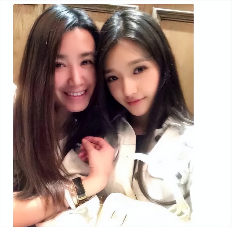 星爷独宠林允：模仿倪妮傍上冯绍峰，背刺周洁琼勇敢索吻王大陆