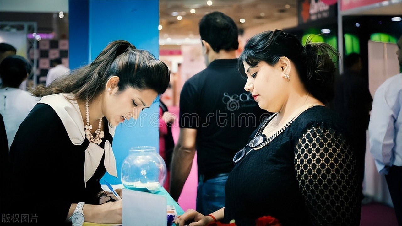 卖化妆品一年赚100w,化妆品只送不卖