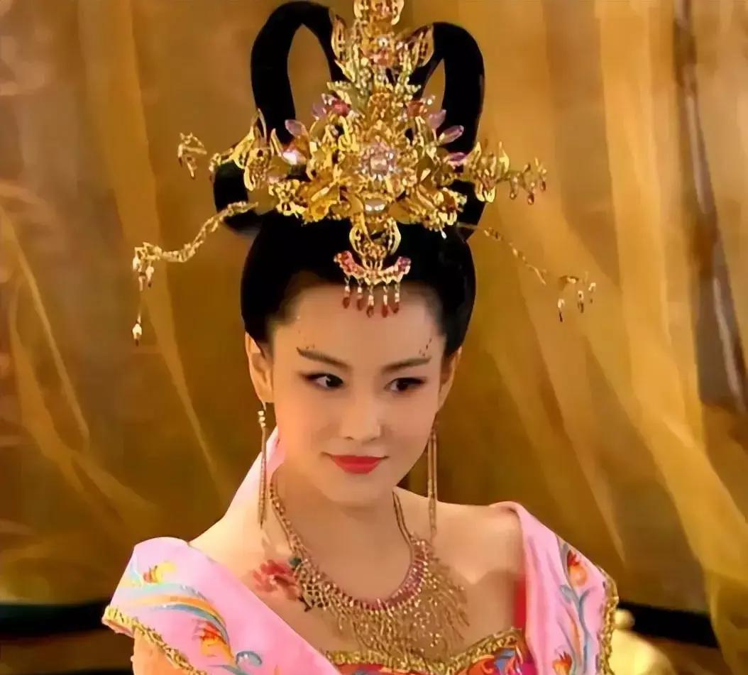 张馨予红毯连衣裙黑色,张馨予惊艳视频照片