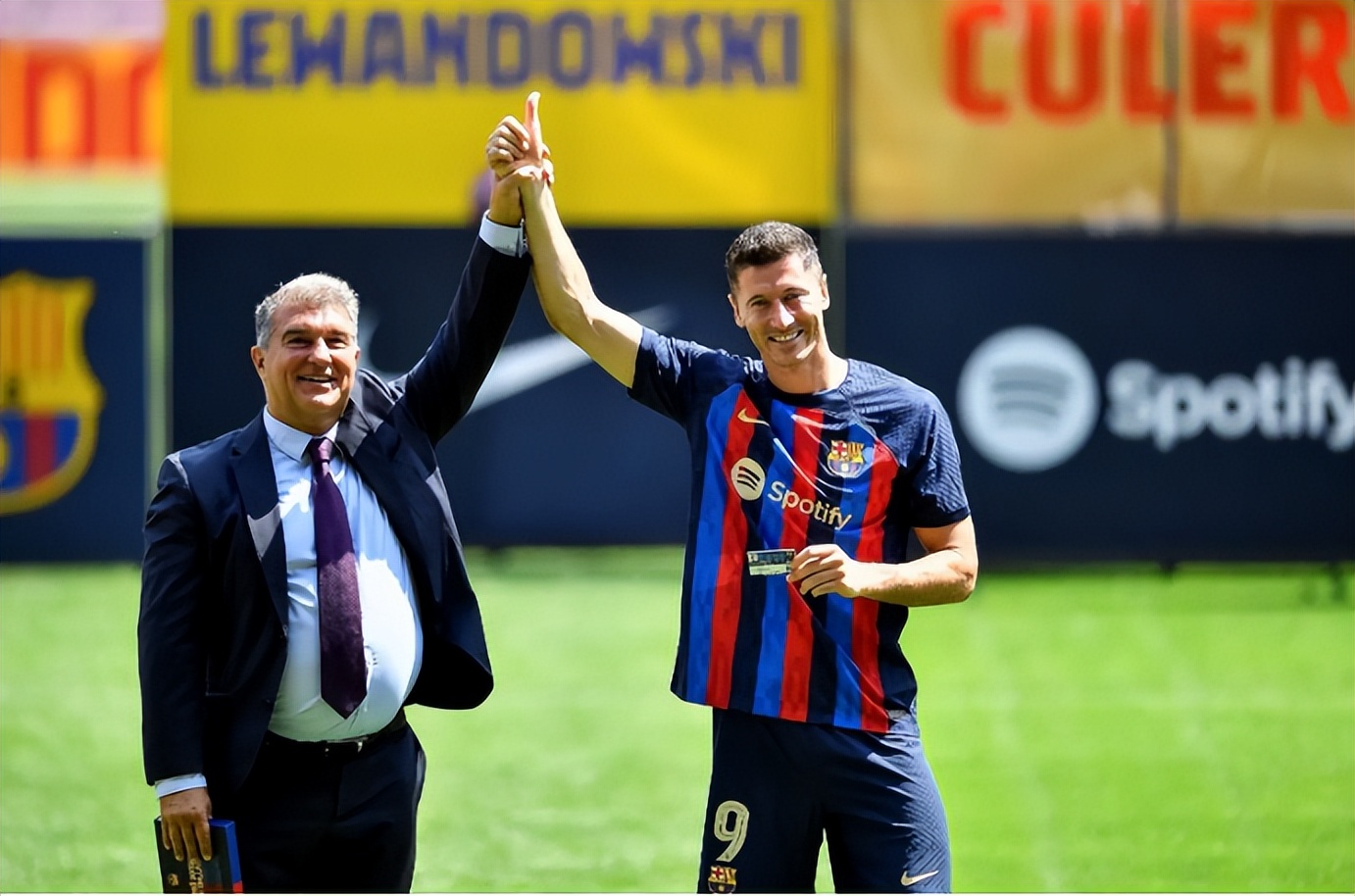 两位锋霸的故事，一个还在场上驰骋，一个坐在了教练席