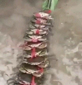 姑娘下次自拍的时候整理一下房间吧，你的秘密都被大家发现啦