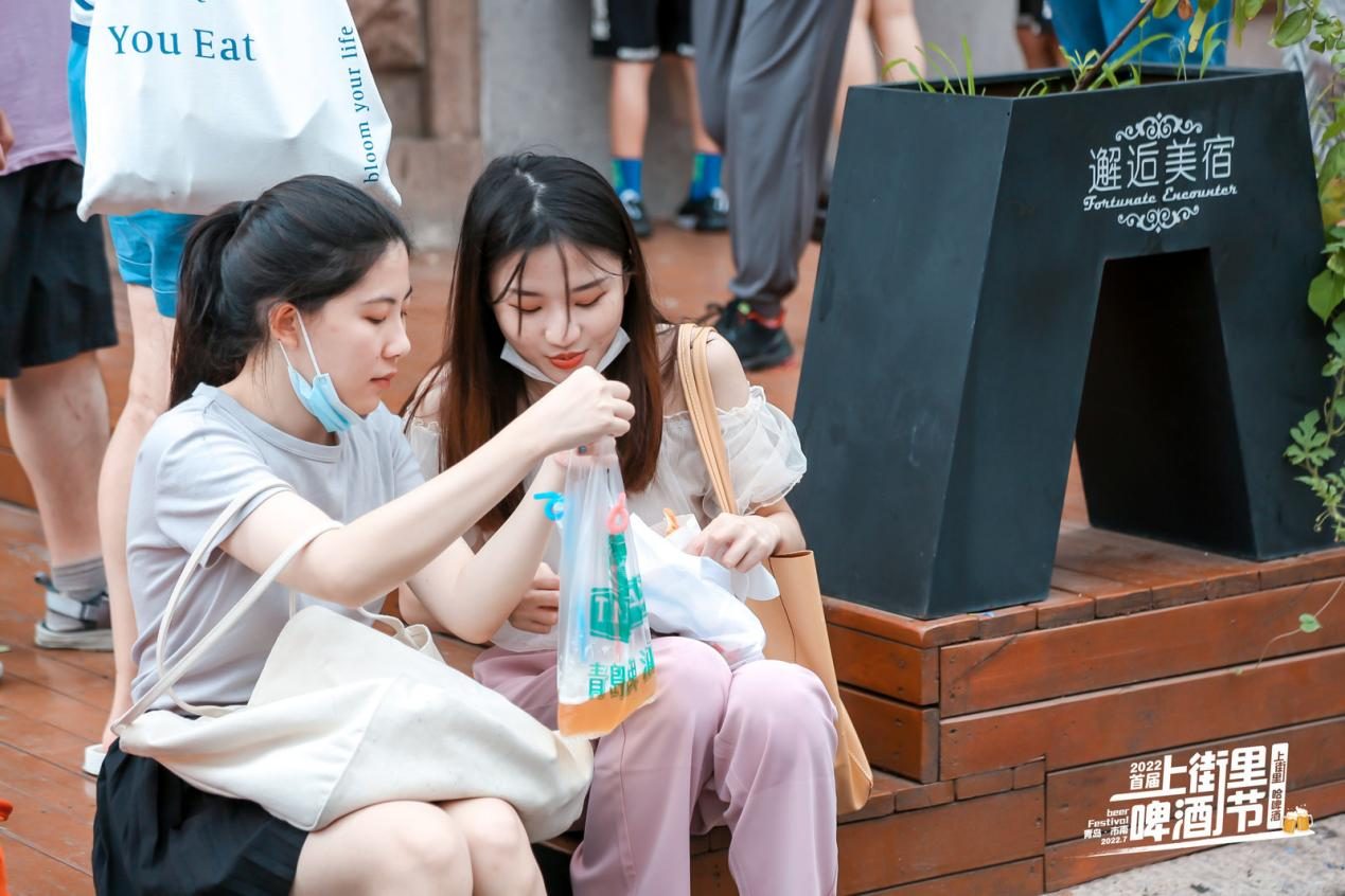 炎炎夏日来一杯清凉的啤酒,夏日炎炎海风