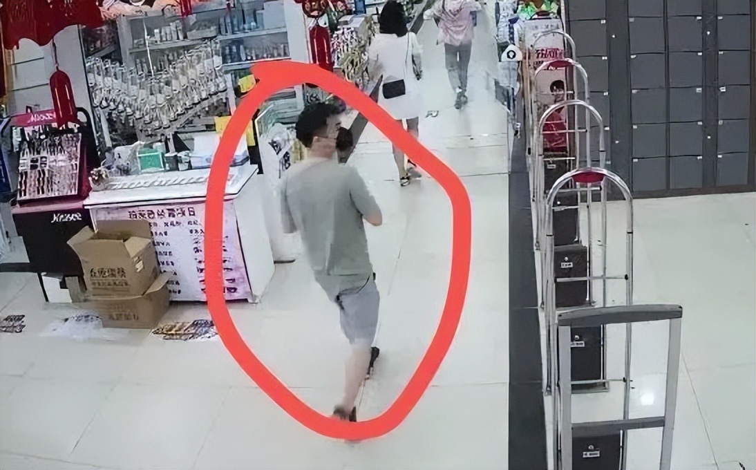 女子被跟踪求助店主,女子被尾随求助店长原视频